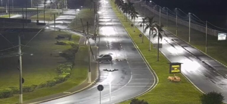 mulher bate poste paulinia