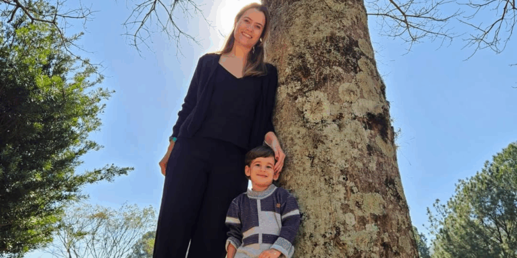 A mãe Thamiris Candreva e o filho Ravi, de apenas 3 anos
