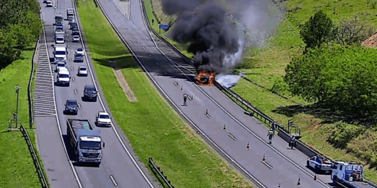 Carro pega fogo Anel Víário de Campinas
