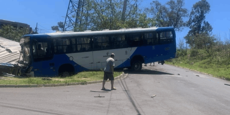 Ônibus cai em barranco e deixa seis feridos em Campinas
