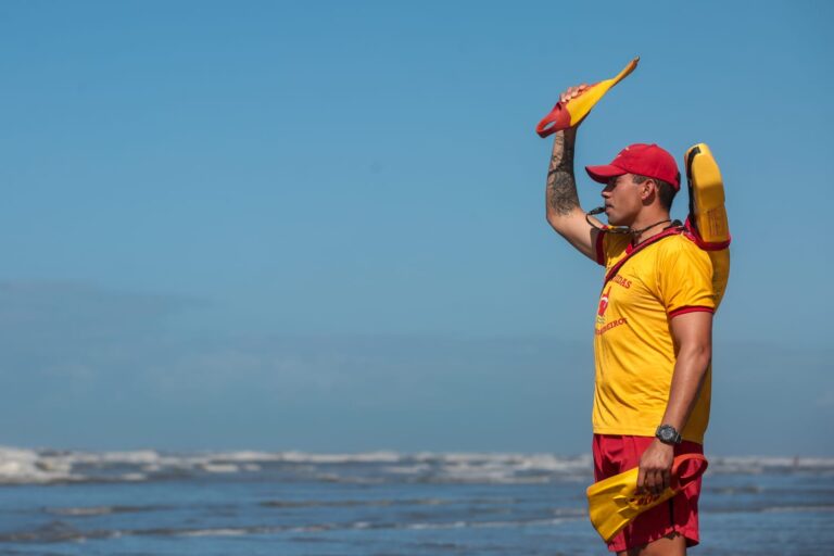 Mais de 100 pessoas são salvas de afogamento no Litoral de São Paulo