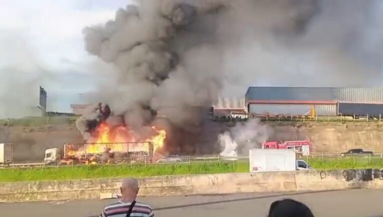 Caminhão pega fogo e interdita Rodovia Anhanguera em Sumaré