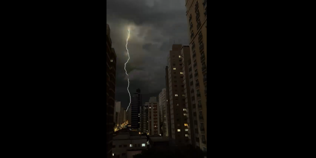 Morador de Campinas registra raio entre prédios no Cambuí