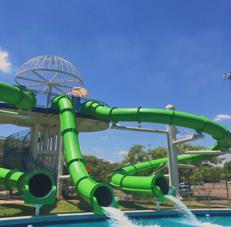 Salva-vidas morre após ficar preso em ralo de brinquedo do Wet'n Wild